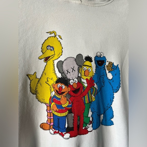 Uniqlo X KAWS Sesame Street hoodie Medium - Picture 4 of 8